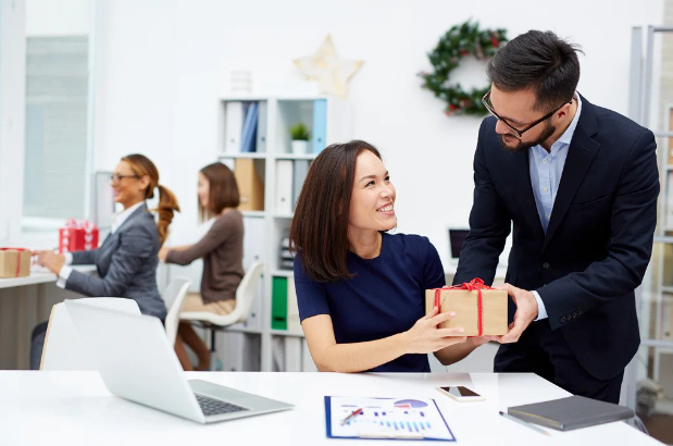 The Benefits of Personalized Gifts for Employee Retention